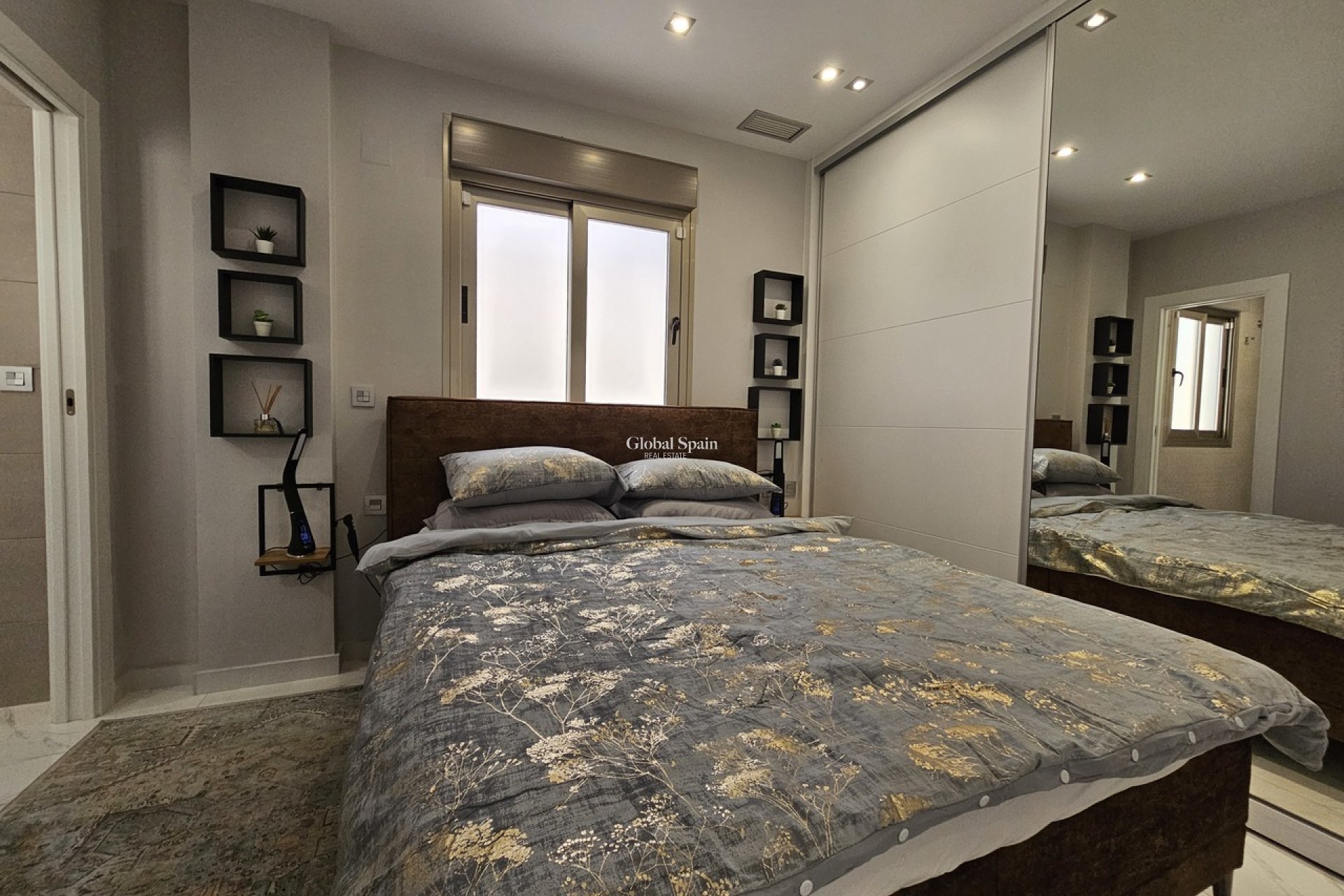 Resale - VILLA -
VILLAMARTÍN - Costa Blanca