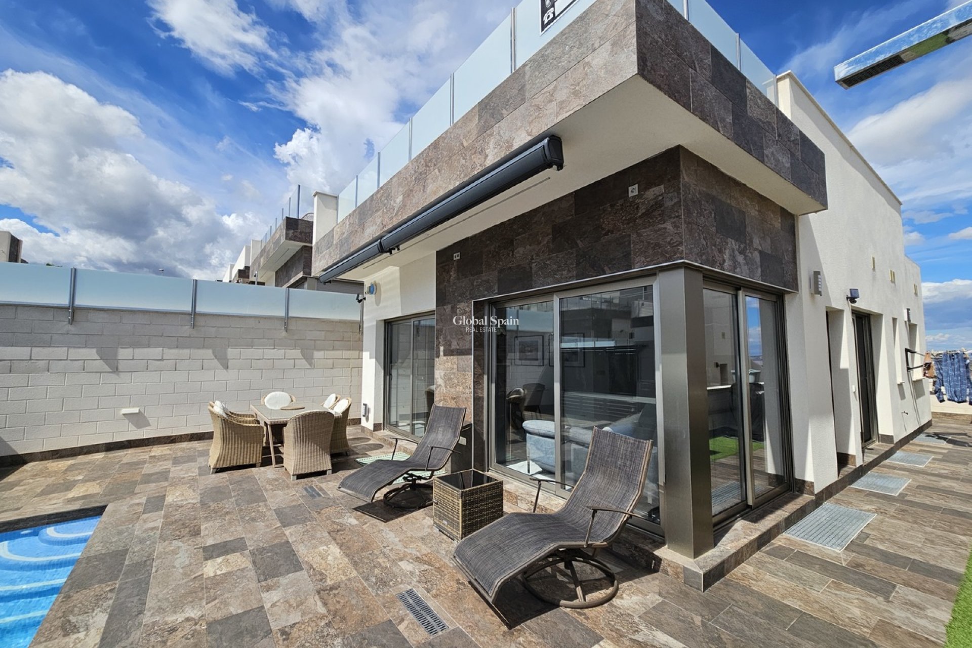 Resale - VILLA -
VILLAMARTÍN - Costa Blanca