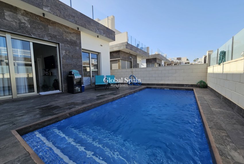 Resale - VILLA -
VILLAMARTÍN - Costa Blanca
