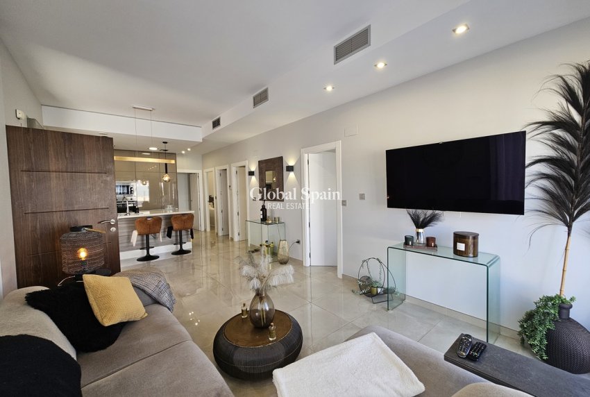 Resale - VILLA -
VILLAMARTÍN - Costa Blanca