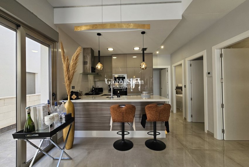 Resale - VILLA -
VILLAMARTÍN - Costa Blanca