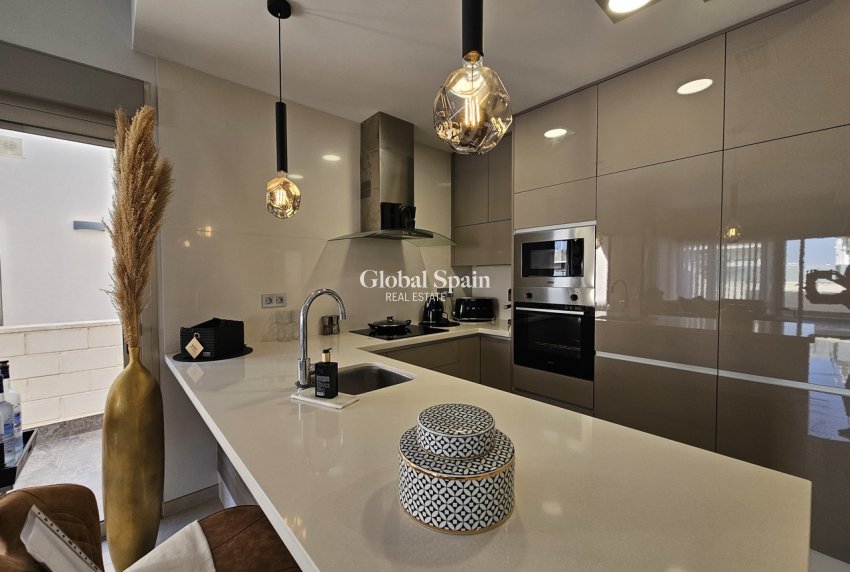 Resale - VILLA -
VILLAMARTÍN - Costa Blanca