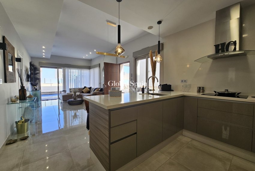 Resale - VILLA -
VILLAMARTÍN - Costa Blanca