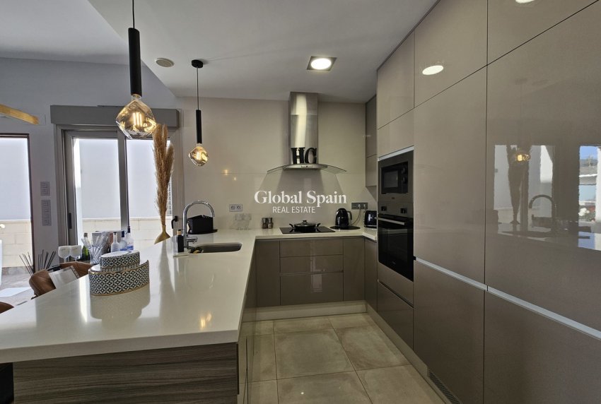 Resale - VILLA -
VILLAMARTÍN - Costa Blanca