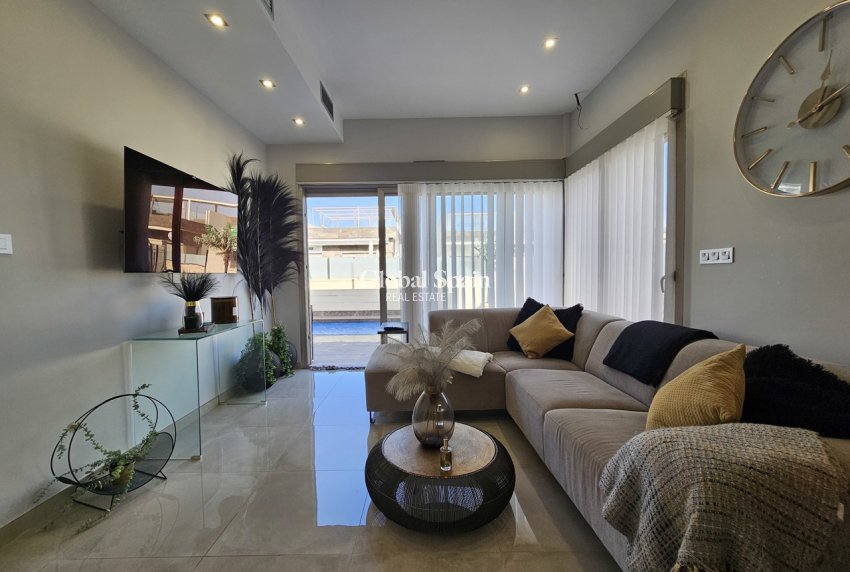 Resale - VILLA -
VILLAMARTÍN - Costa Blanca