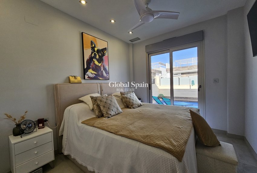 Resale - VILLA -
VILLAMARTÍN - Costa Blanca