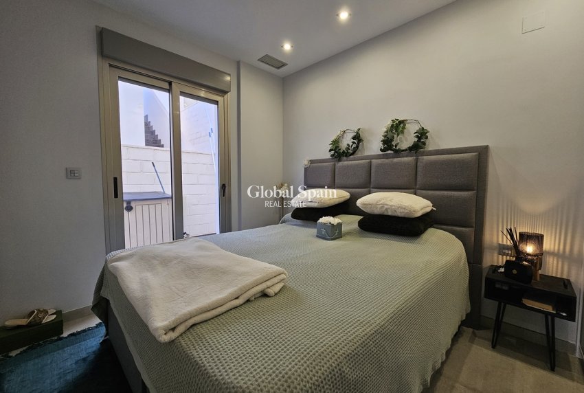 Resale - VILLA -
VILLAMARTÍN - Costa Blanca