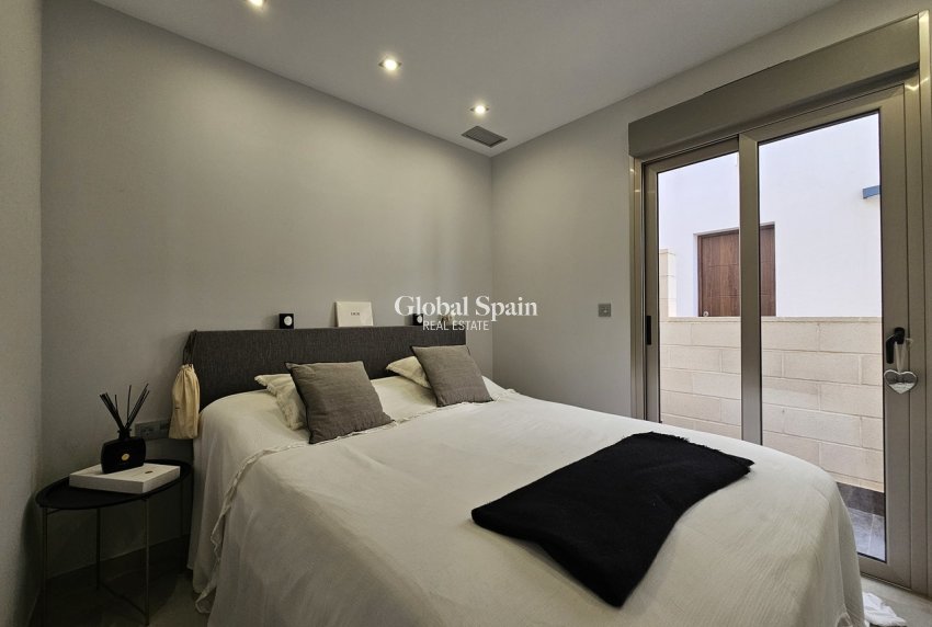Resale - VILLA -
VILLAMARTÍN - Costa Blanca