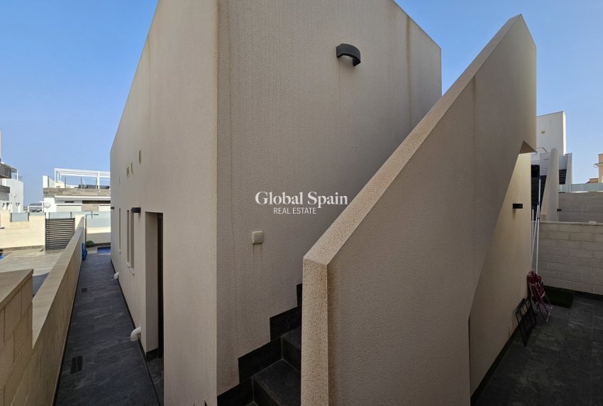 Resale - VILLA -
VILLAMARTÍN - Costa Blanca