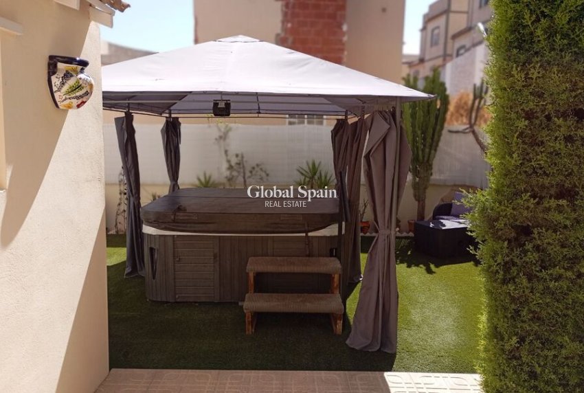 Resale - VILLA -
VILLAMARTÍN - Costa Blanca