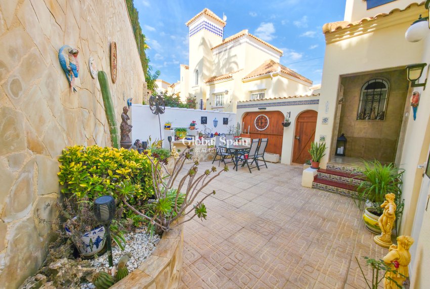 Resale - VILLA -
VILLAMARTÍN - Costa Blanca