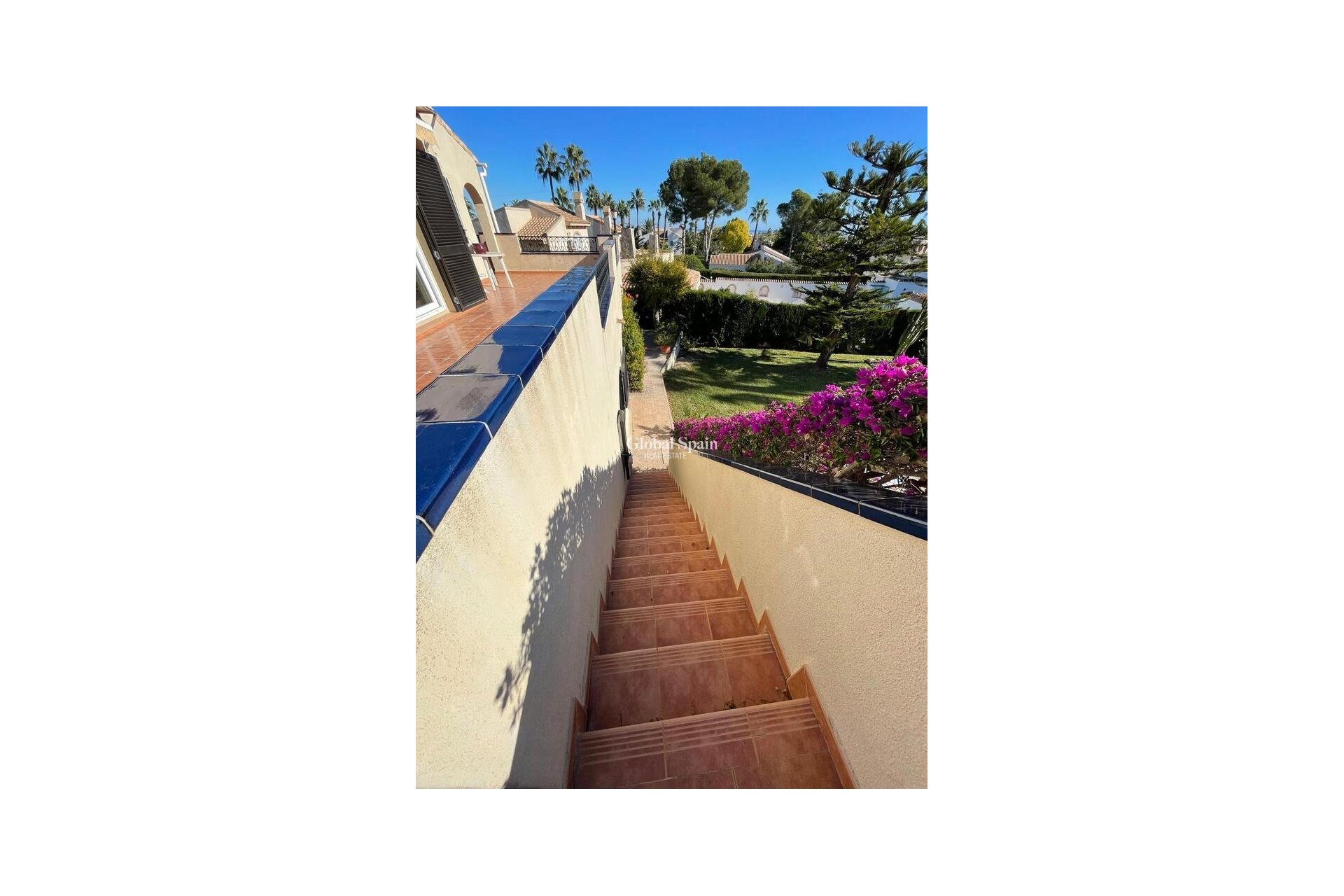 Resale - VILLA -
VILLAMARTÍN - Costa Blanca