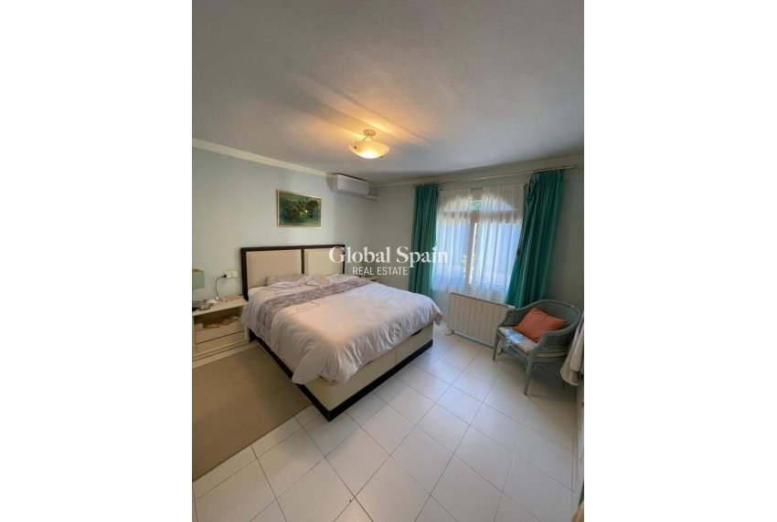 Resale - VILLA -
VILLAMARTÍN - Costa Blanca