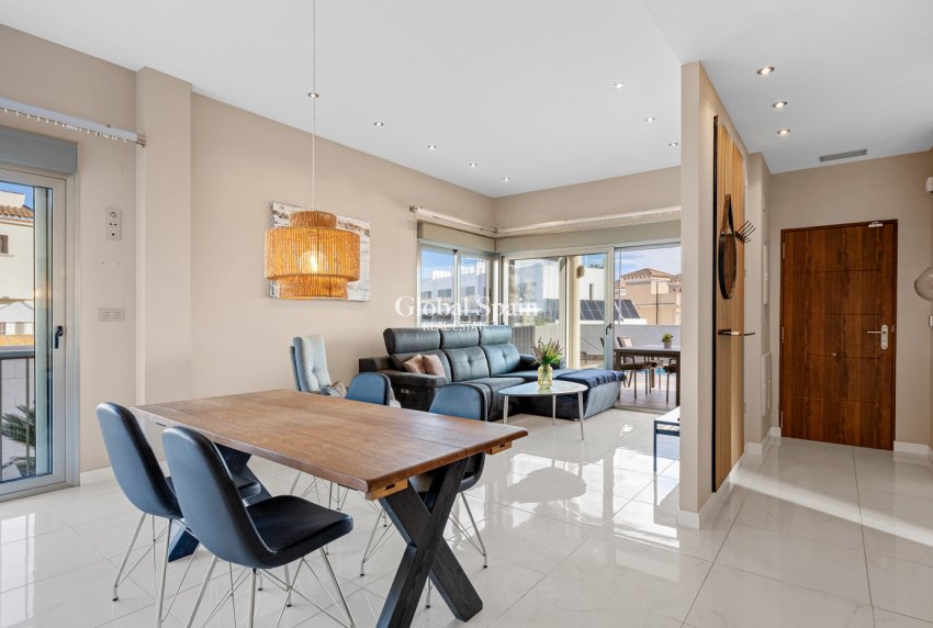 Resale - VILLA -
VILLAMARTÍN - Costa Blanca