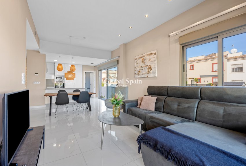 Resale - VILLA -
VILLAMARTÍN - Costa Blanca