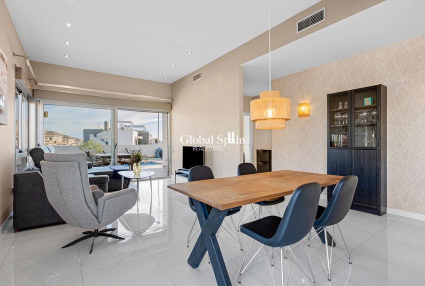 Resale - VILLA -
VILLAMARTÍN - Costa Blanca