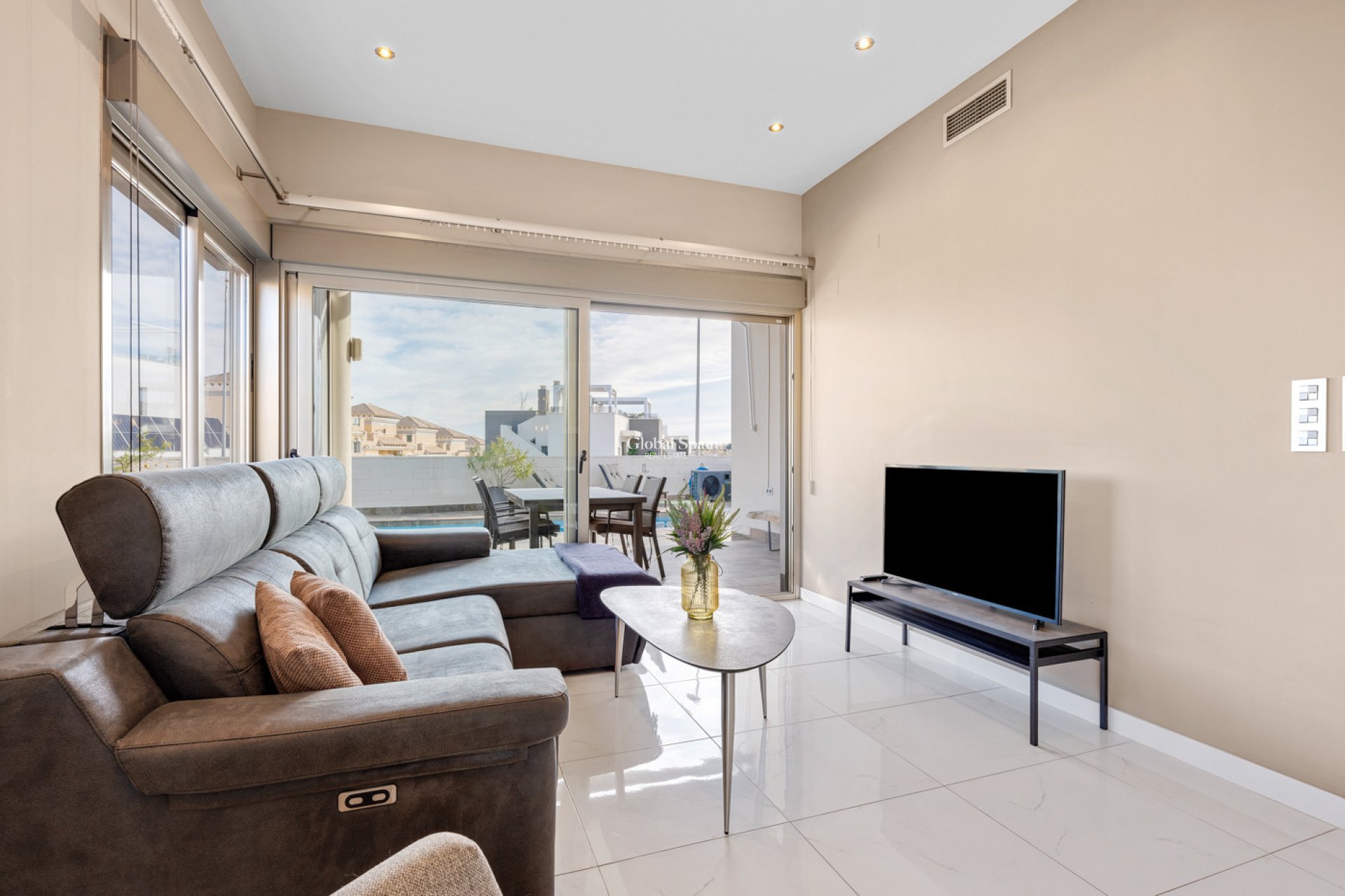 Resale - VILLA -
VILLAMARTÍN - Costa Blanca