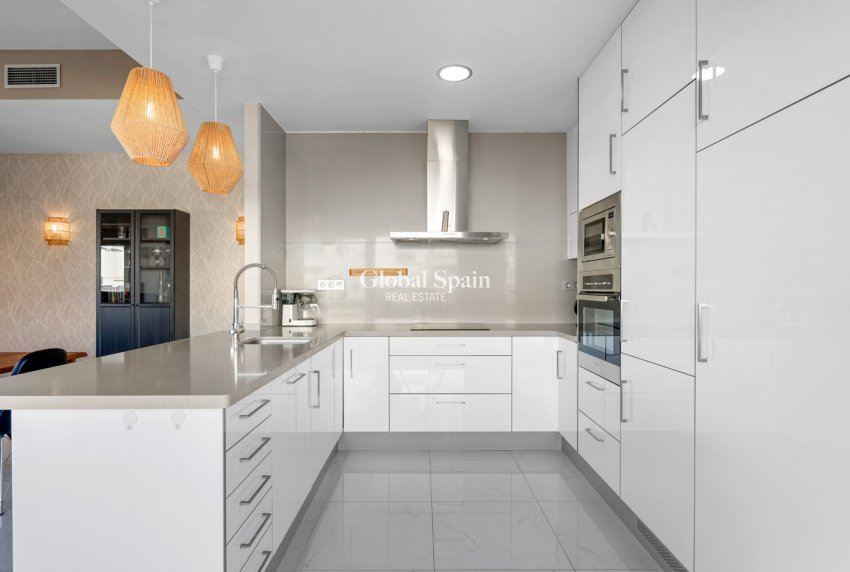 Resale - VILLA -
VILLAMARTÍN - Costa Blanca