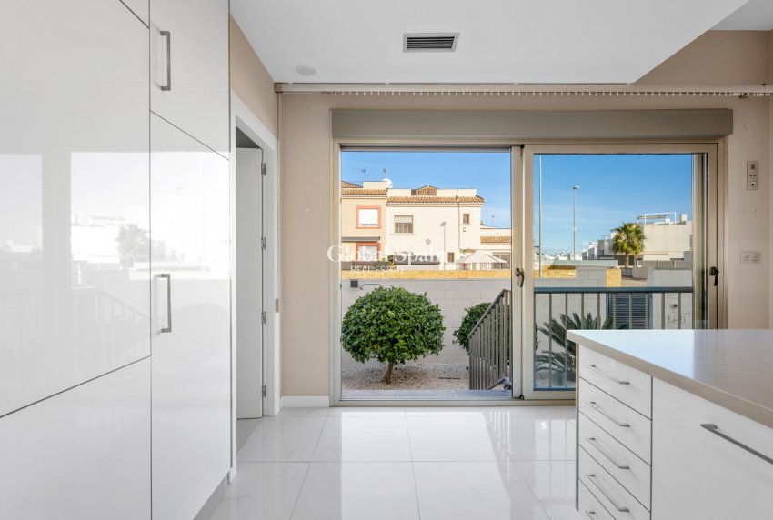 Resale - VILLA -
VILLAMARTÍN - Costa Blanca