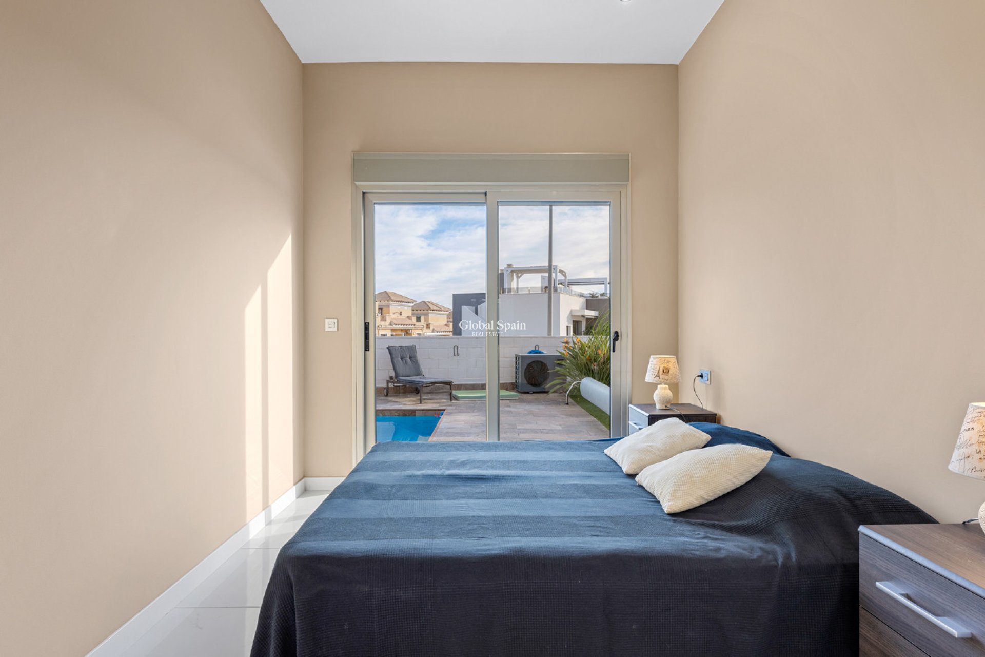 Resale - VILLA -
VILLAMARTÍN - Costa Blanca