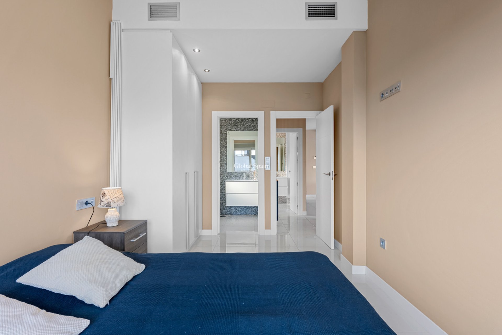 Resale - VILLA -
VILLAMARTÍN - Costa Blanca