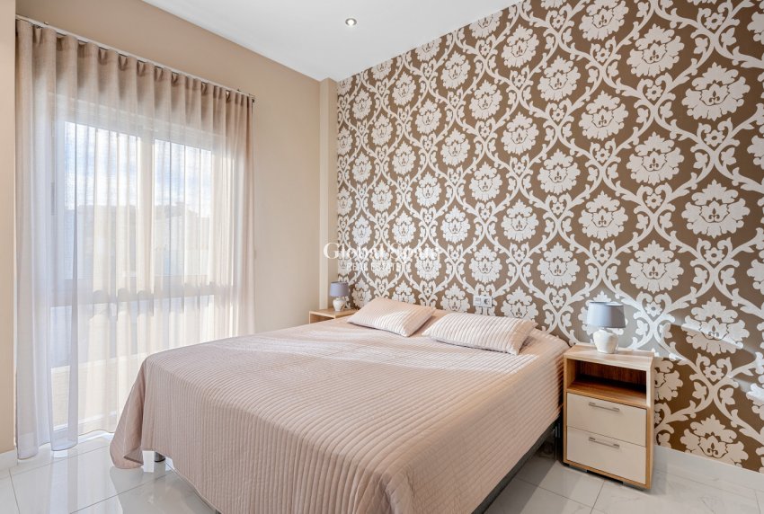 Resale - VILLA -
VILLAMARTÍN - Costa Blanca