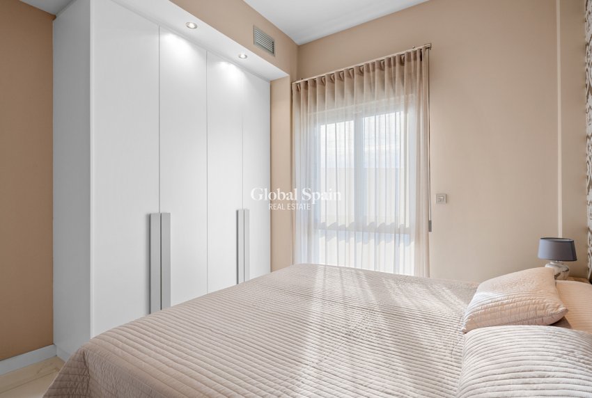 Resale - VILLA -
VILLAMARTÍN - Costa Blanca