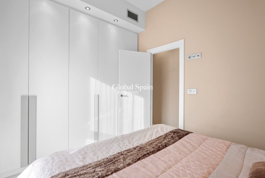 Resale - VILLA -
VILLAMARTÍN - Costa Blanca