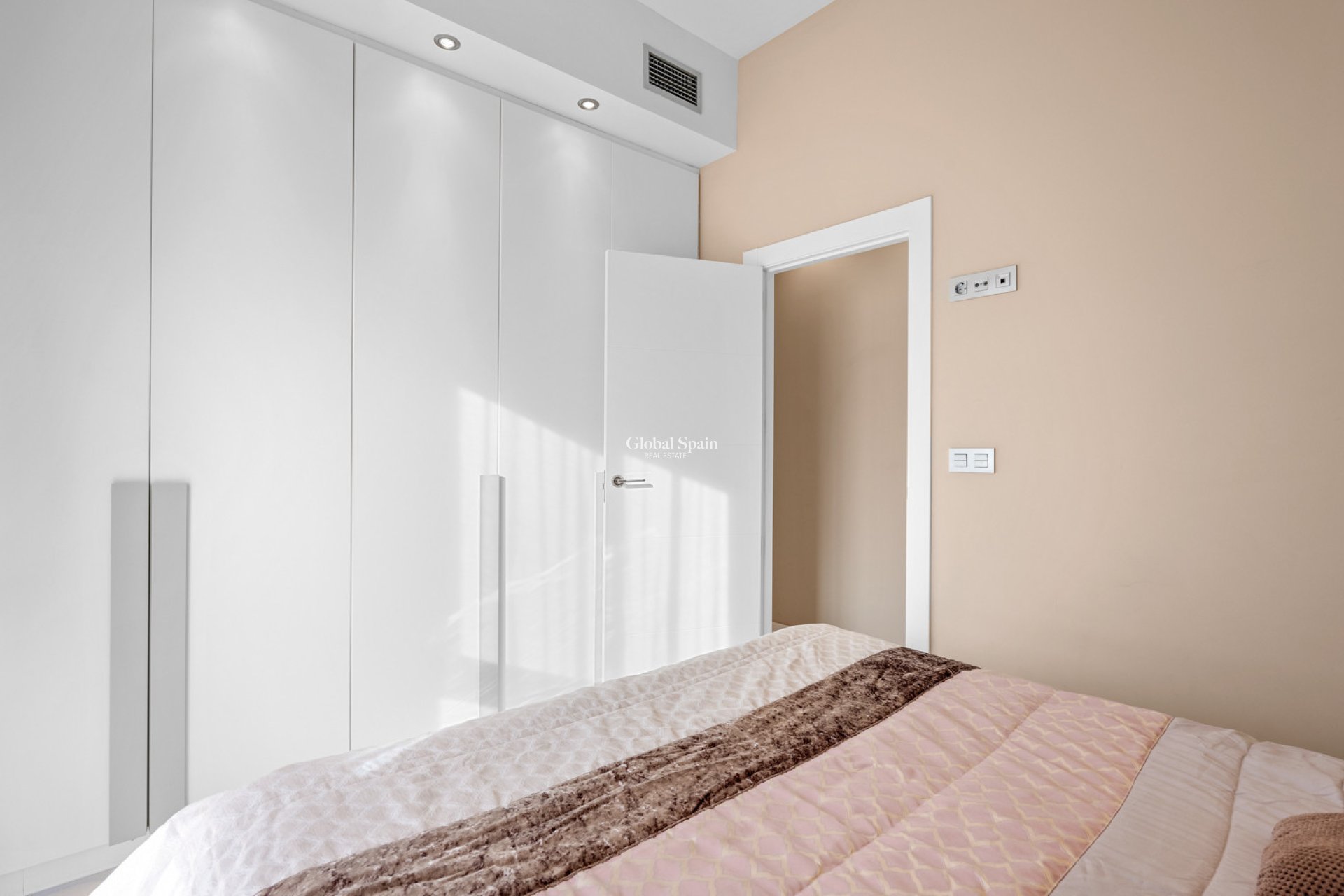 Resale - VILLA -
VILLAMARTÍN - Costa Blanca