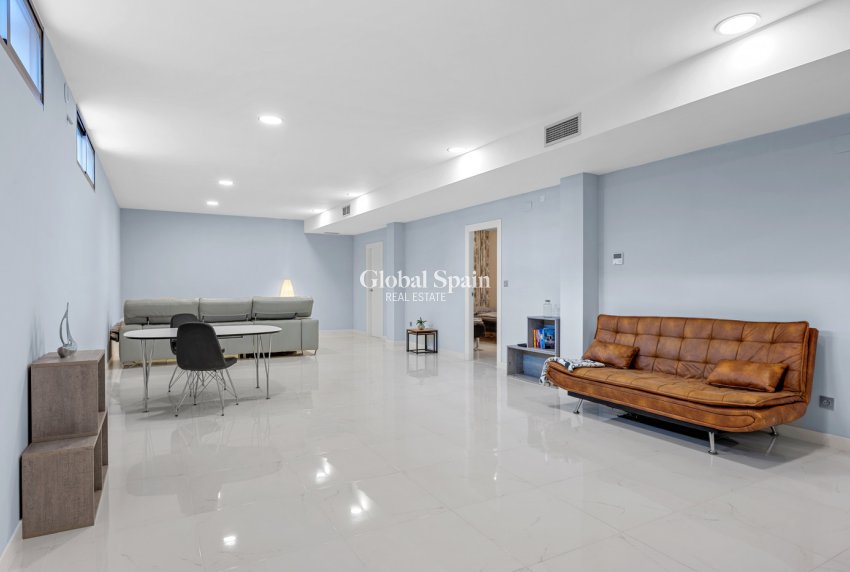 Resale - VILLA -
VILLAMARTÍN - Costa Blanca