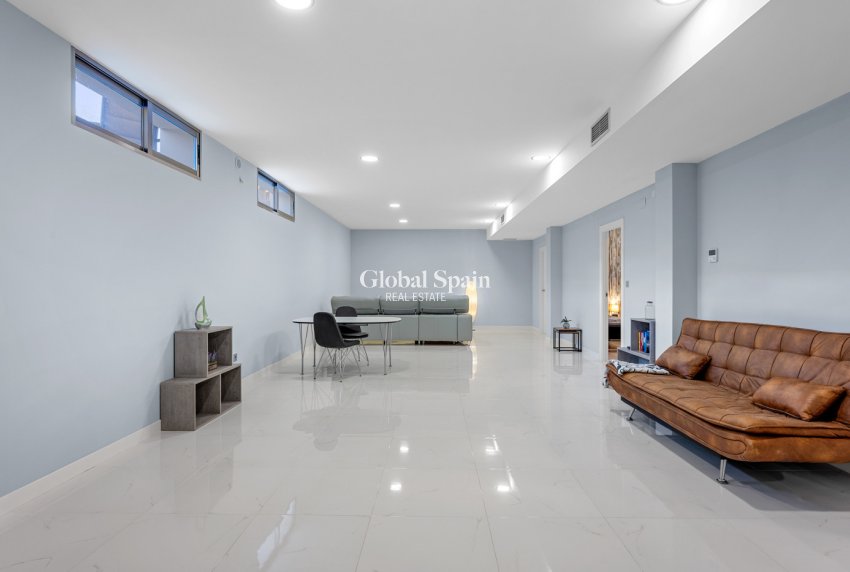 Resale - VILLA -
VILLAMARTÍN - Costa Blanca