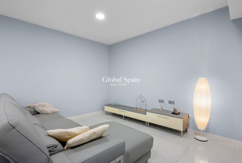 Resale - VILLA -
VILLAMARTÍN - Costa Blanca