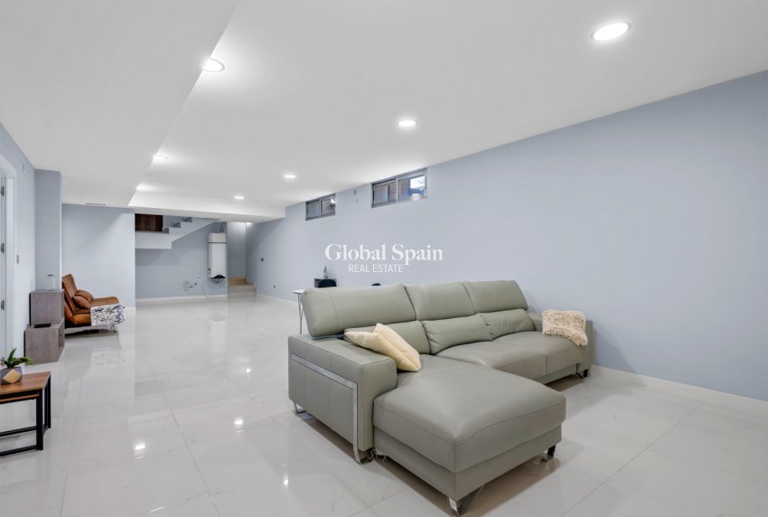 Resale - VILLA -
VILLAMARTÍN - Costa Blanca