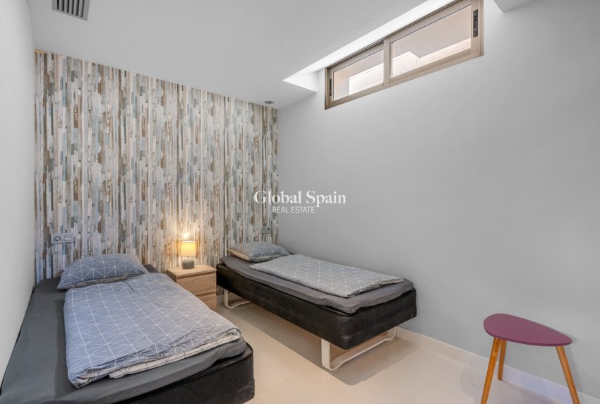 Resale - VILLA -
VILLAMARTÍN - Costa Blanca