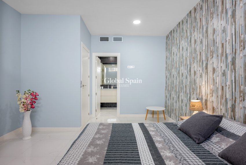 Resale - VILLA -
VILLAMARTÍN - Costa Blanca