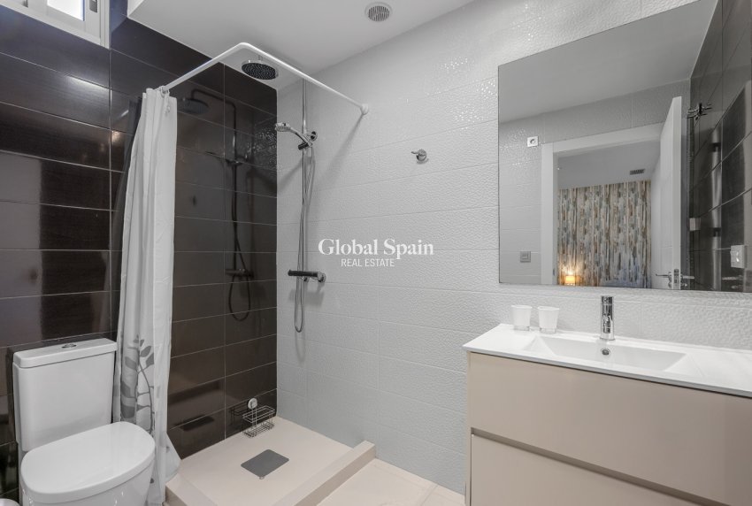 Resale - VILLA -
VILLAMARTÍN - Costa Blanca