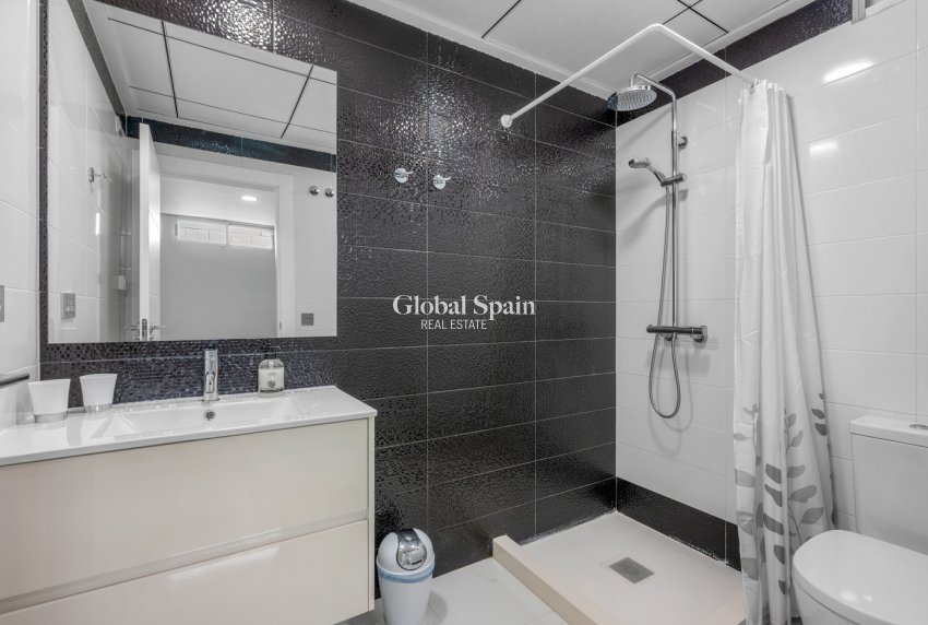 Resale - VILLA -
VILLAMARTÍN - Costa Blanca