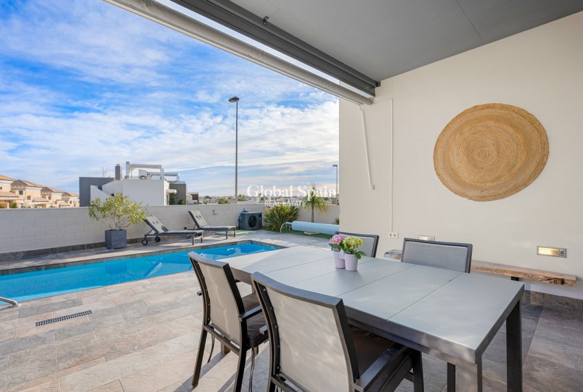 Resale - VILLA -
VILLAMARTÍN - Costa Blanca