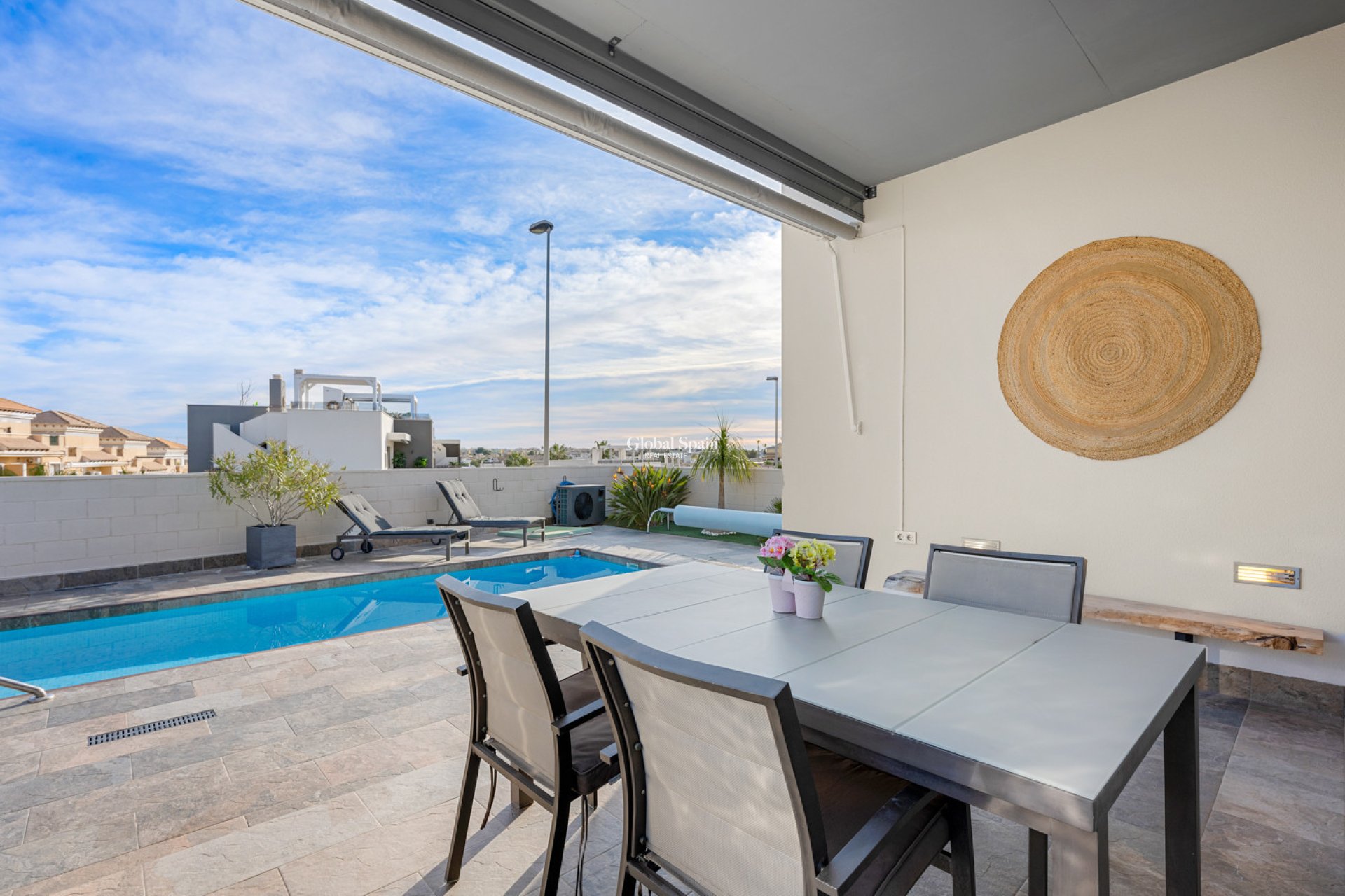 Resale - VILLA -
VILLAMARTÍN - Costa Blanca