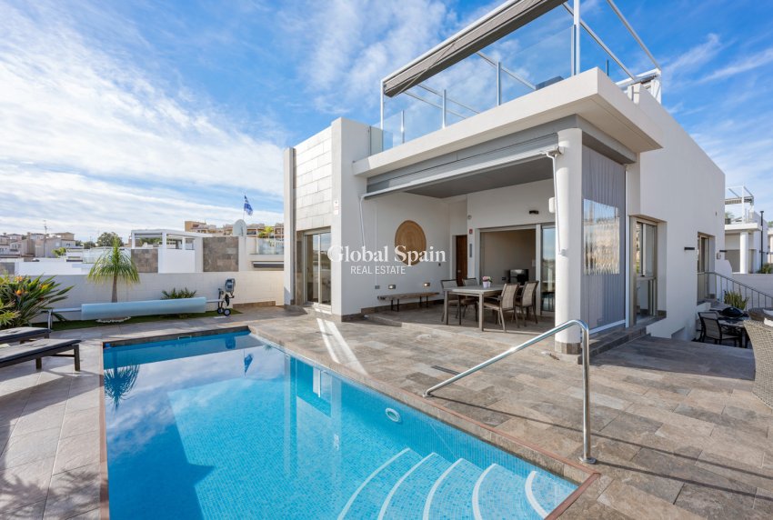 Resale - VILLA -
VILLAMARTÍN - Costa Blanca