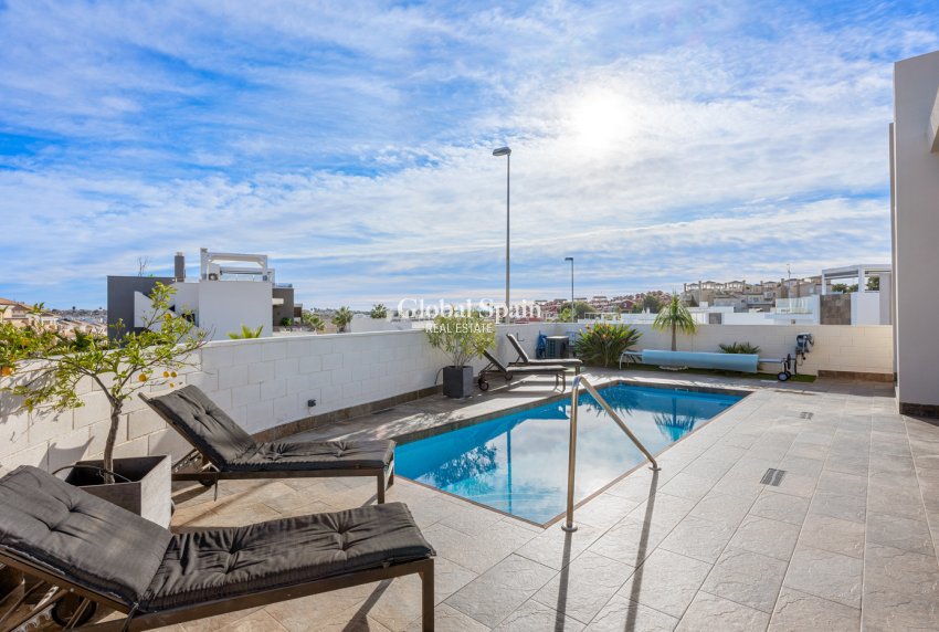 Resale - VILLA -
VILLAMARTÍN - Costa Blanca