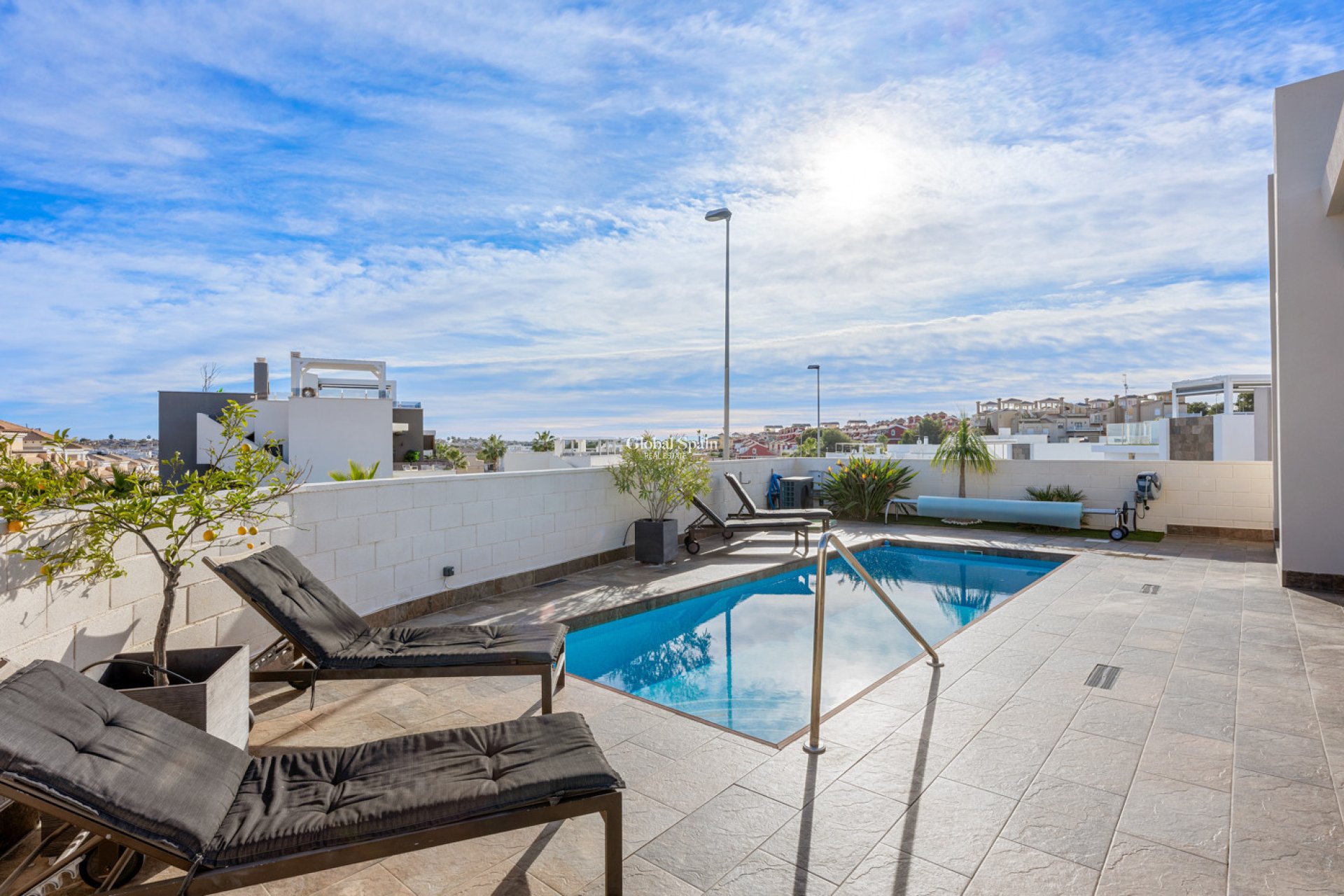 Resale - VILLA -
VILLAMARTÍN - Costa Blanca