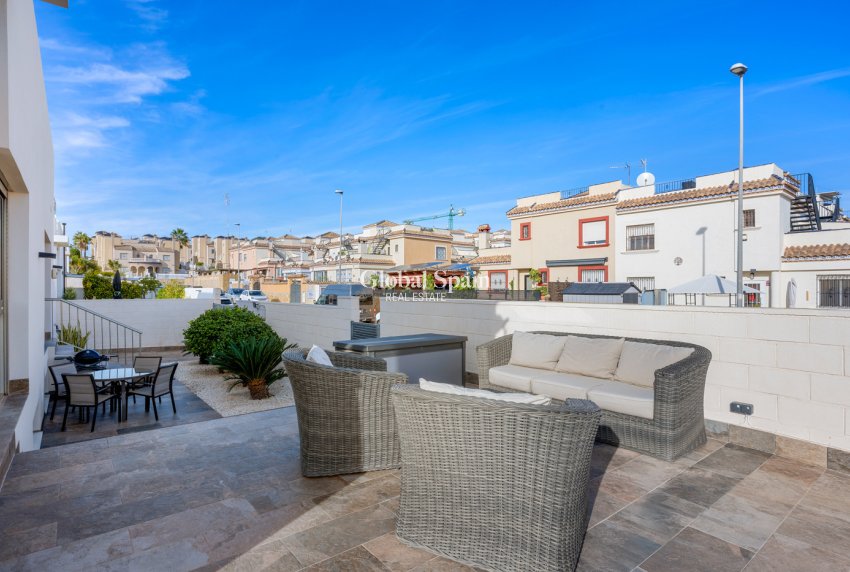 Resale - VILLA -
VILLAMARTÍN - Costa Blanca