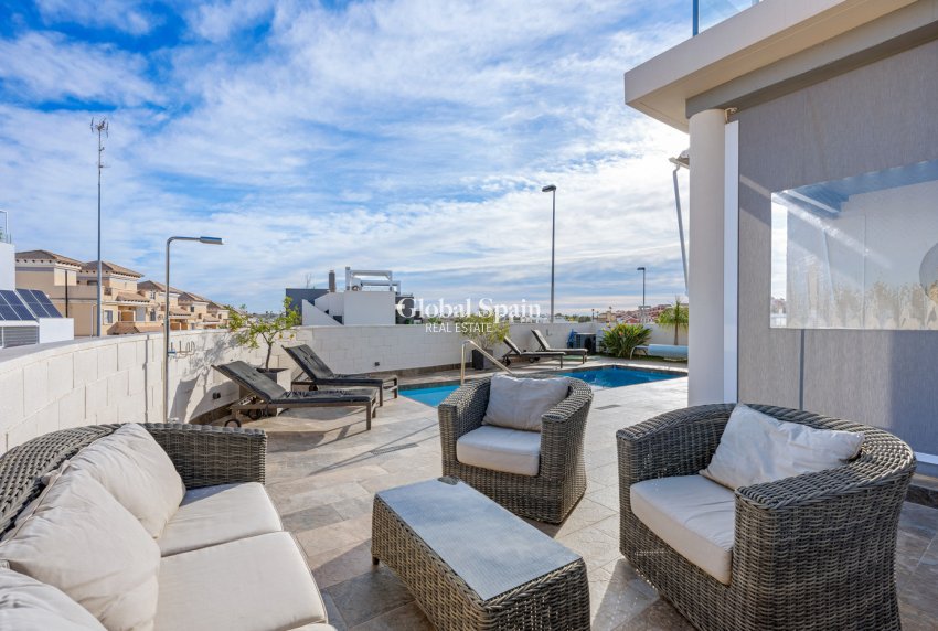 Resale - VILLA -
VILLAMARTÍN - Costa Blanca