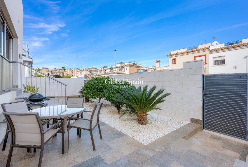 Resale - VILLA -
VILLAMARTÍN - Costa Blanca