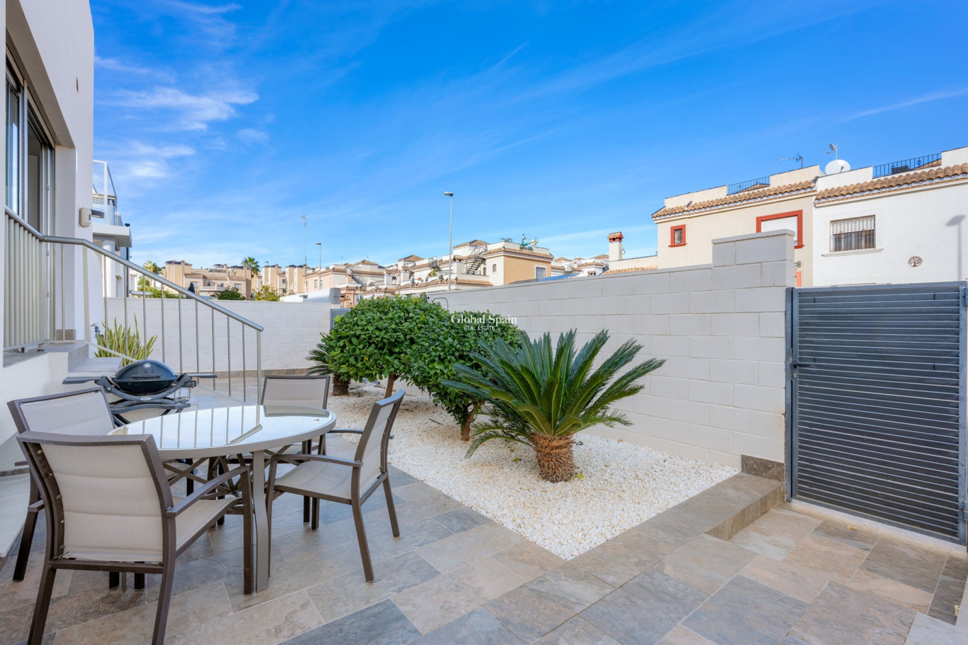 Resale - VILLA -
VILLAMARTÍN - Costa Blanca