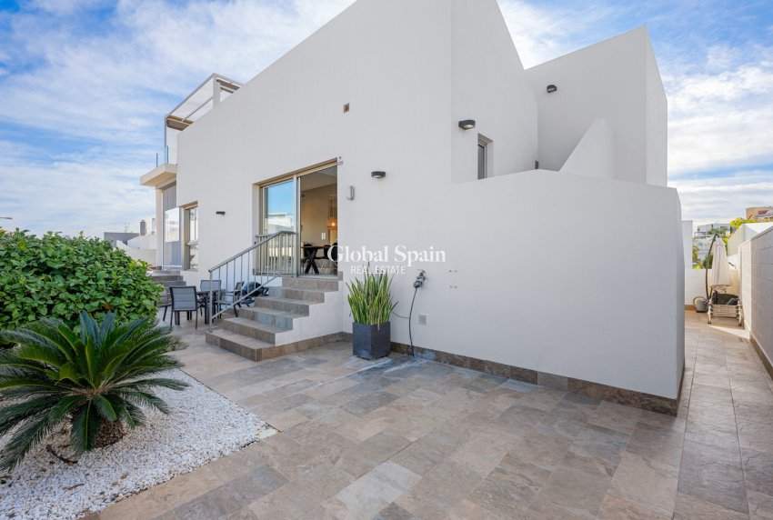 Resale - VILLA -
VILLAMARTÍN - Costa Blanca