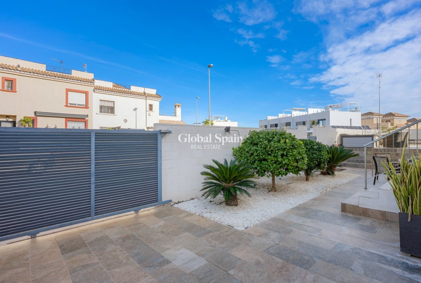 Resale - VILLA -
VILLAMARTÍN - Costa Blanca
