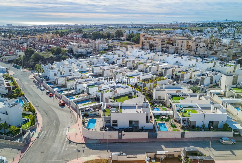 Resale - VILLA -
VILLAMARTÍN - Costa Blanca