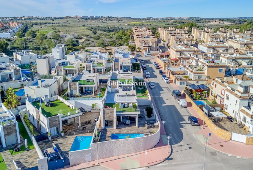 Resale - VILLA -
VILLAMARTÍN - Costa Blanca